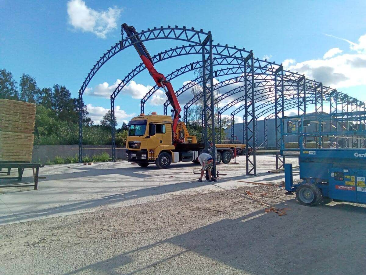 MAN ar manipulatoru montē metāla konstrukcijas