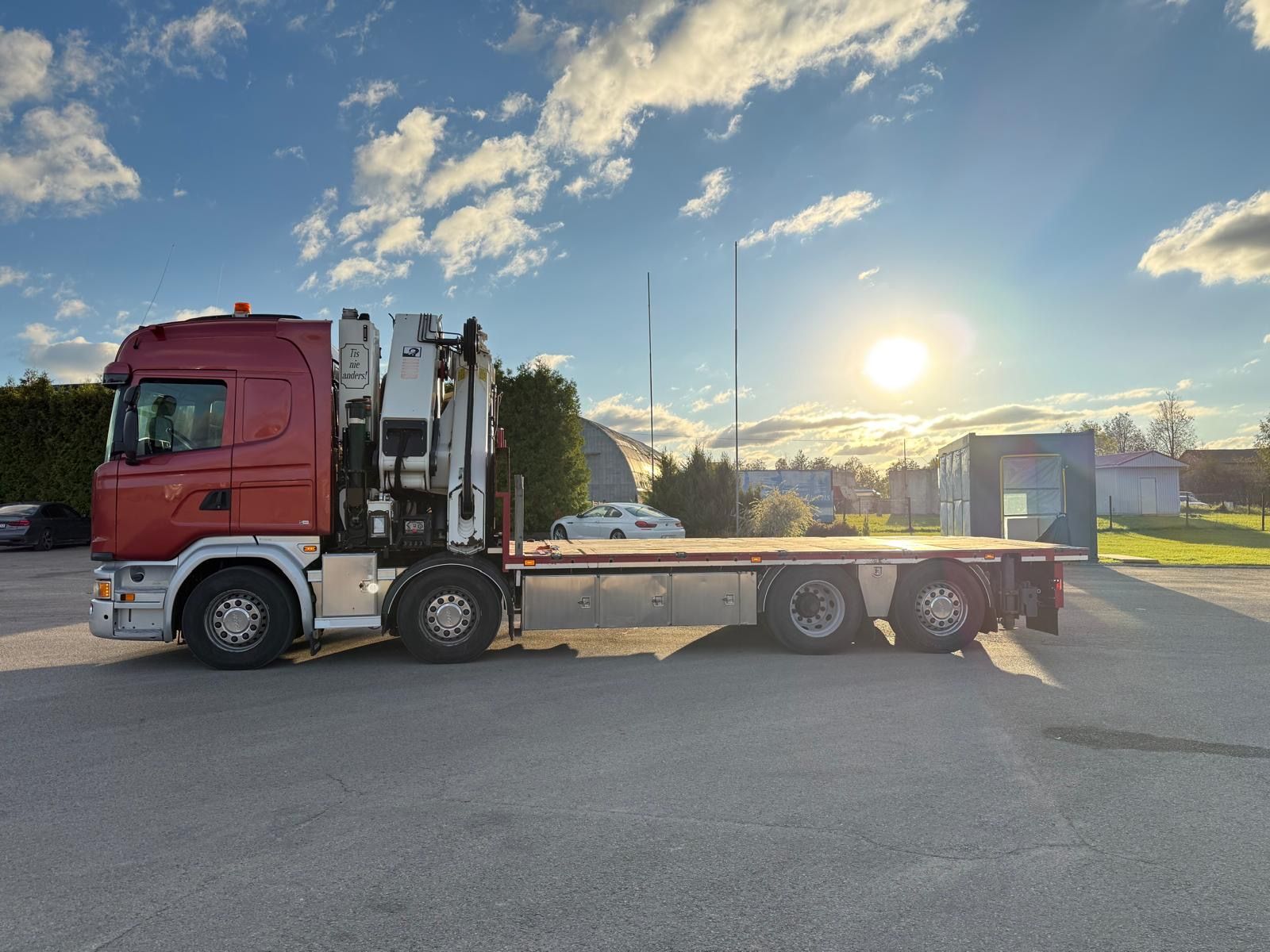 Scania ar manipulatoru un platformu