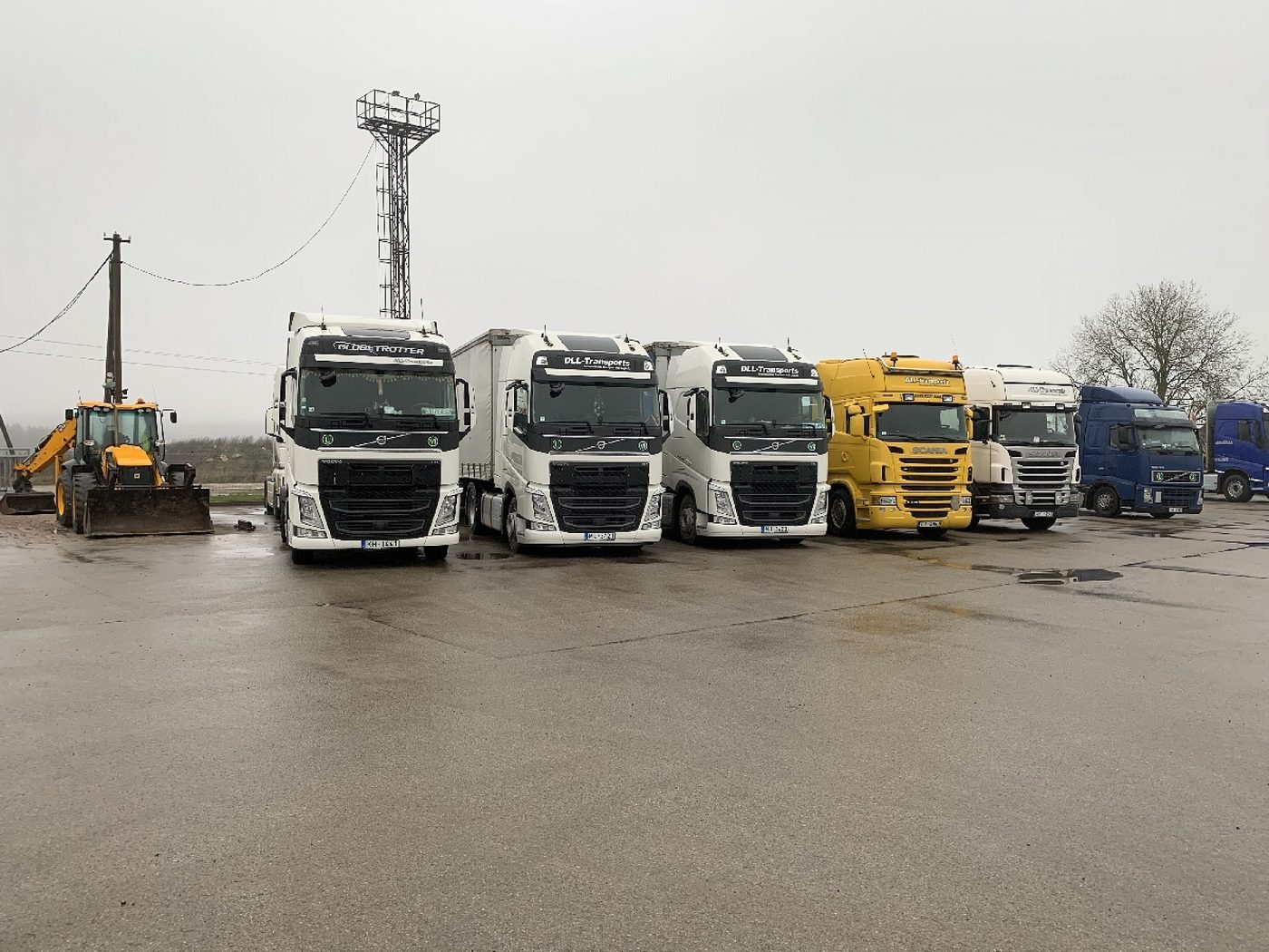 DLL-Transports vilcējs ar tenta piekabi